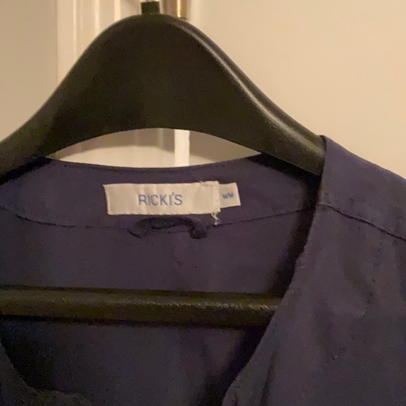 Silky little coller less jacket with pockets with flaps , in Navy Blue by Ricky - Picture 3 of 3